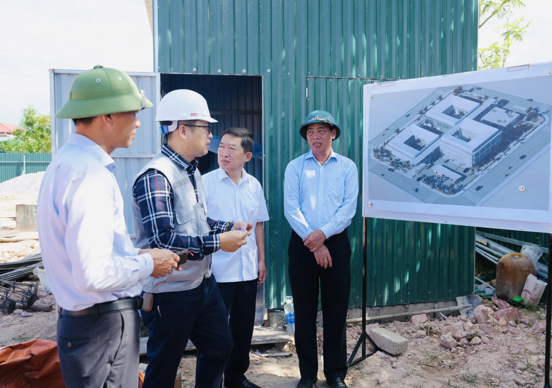Chủ tịch HĐND tỉnh Nguyễn Đăng Quang nghe đơn vị thi công báo cáo tiến độ tại dự án Trung tâm Bảo trợ xã hội và Phục hồi chức năng dành cho người khuyết tật tỉnh - Ảnh: Mỹ Nhị