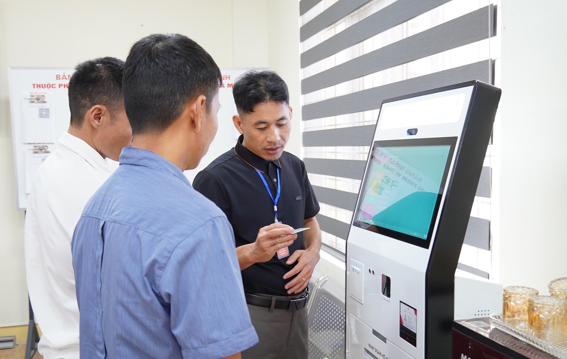 Chuyên viên Trung tâm Phục vụ hành chính công xã Minh Hóa hướng dẫn người dân nộp hồ sơ trực tuyến - Ảnh: C.H