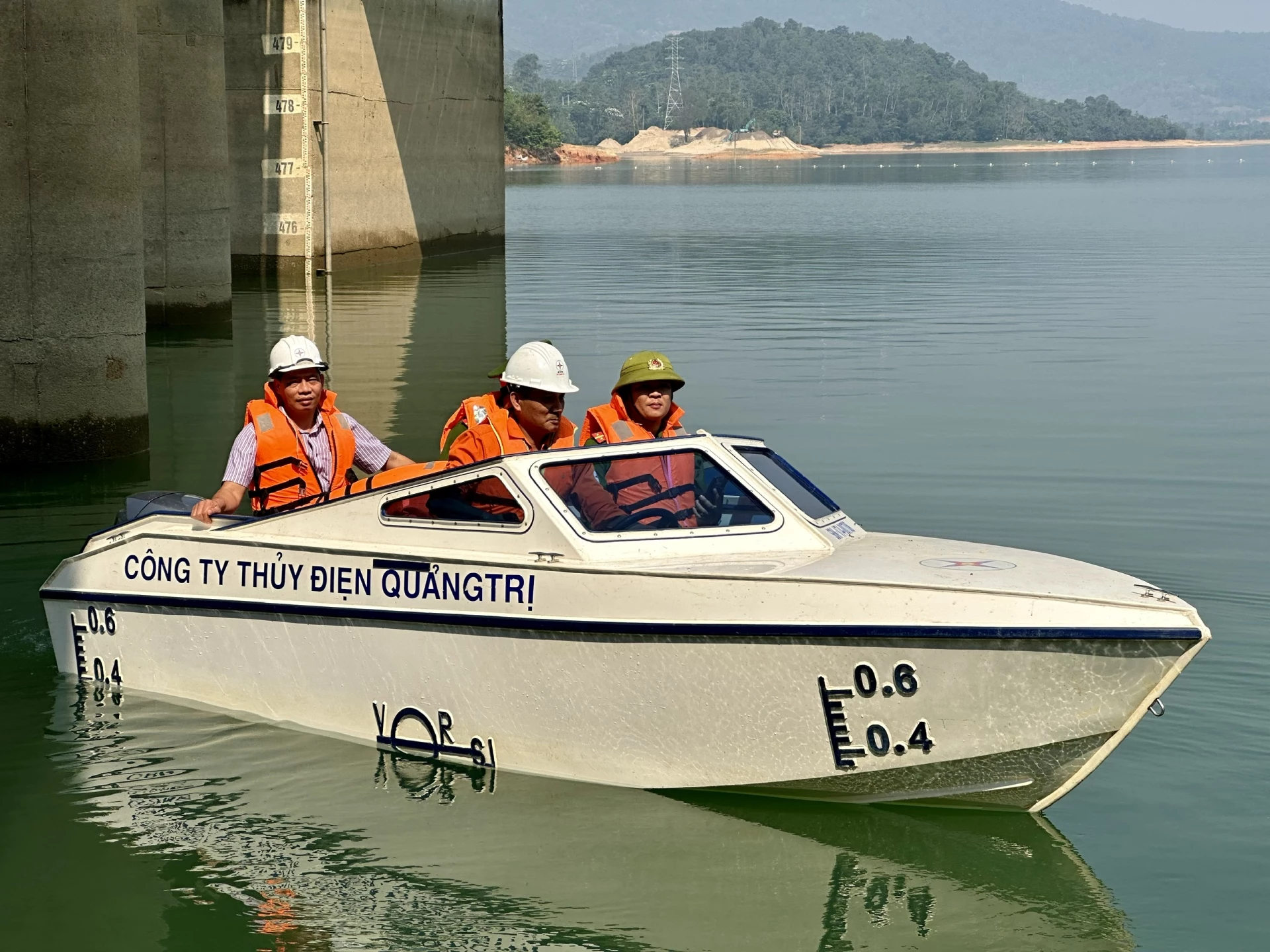 Lực lượng công an tuần tra tên lòng hồ thủy điện Quảng Trị - Ảnh: T.N
