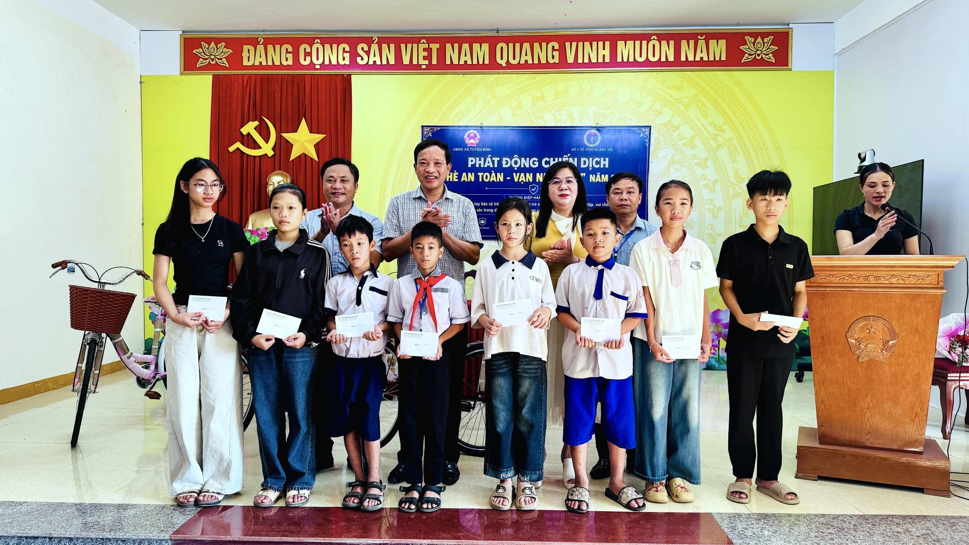 Xã Tuyên Bình phối hợp Sở Y tế trao 20 suất học bổng và 5 xe đạp cho học sinh có hoàn cảnh khó khăn - Ảnh: Quang Ngọc.