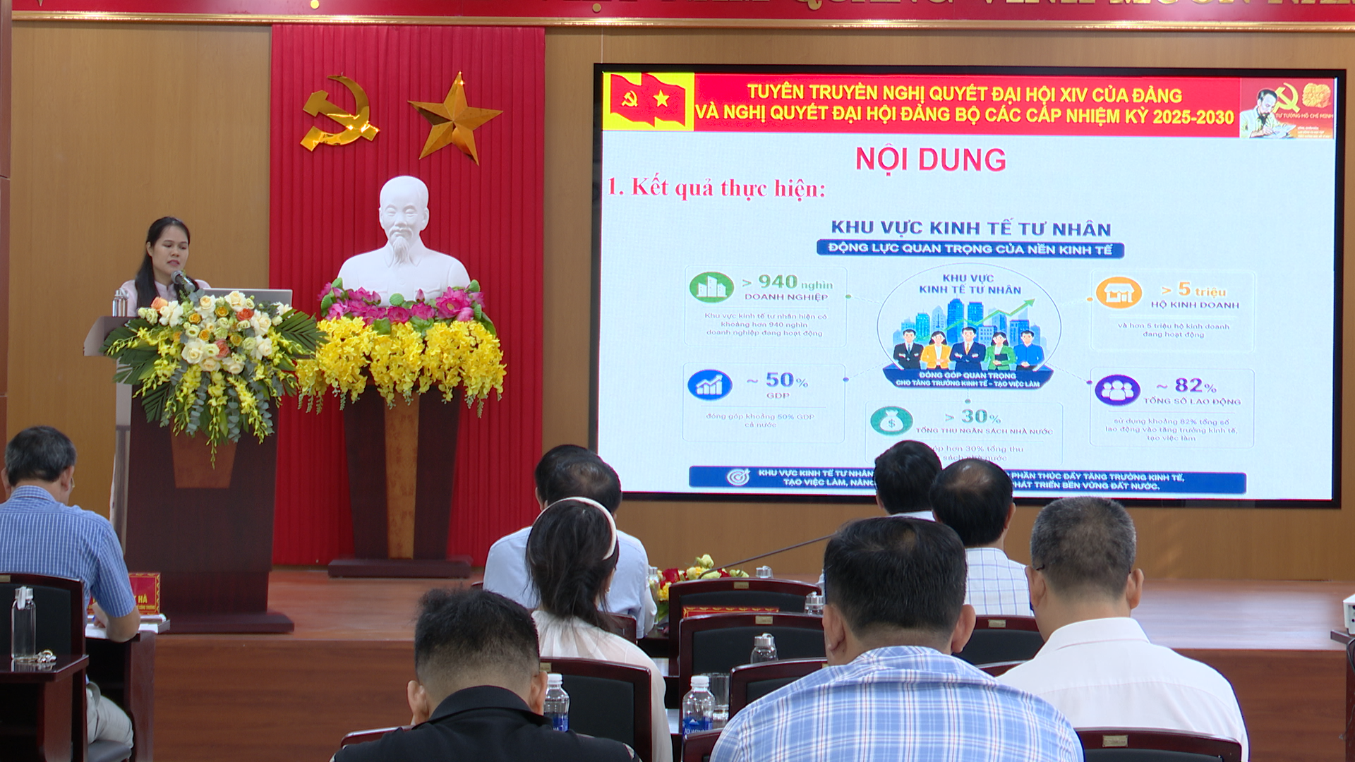 Báo cáo viên Phan Thị Nhàn, đảng viên Chi bộ Trung tâm Khuyến công Quảng Trị