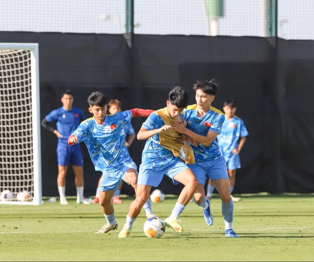 U17 Việt Nam trong buổi tập đầu tiên tại Saudi Arabia. (Nguồn: VFF)