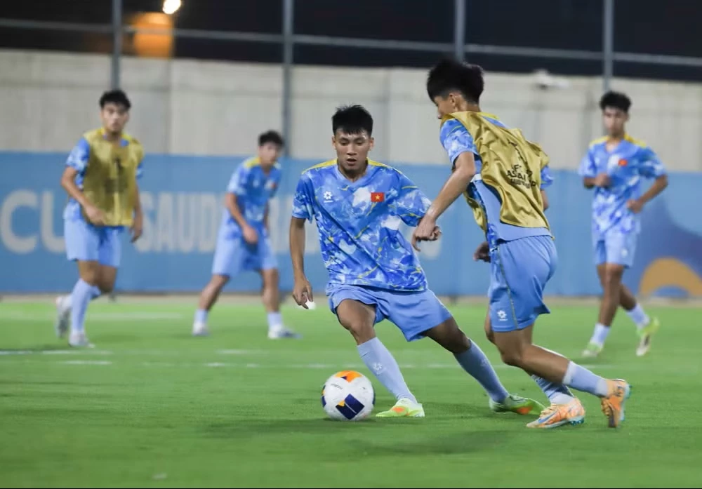 U17 Việt Nam nỗ lực tập luyện chuẩn bị cho trận gặp U17 UAE. (Nguồn: VFF)