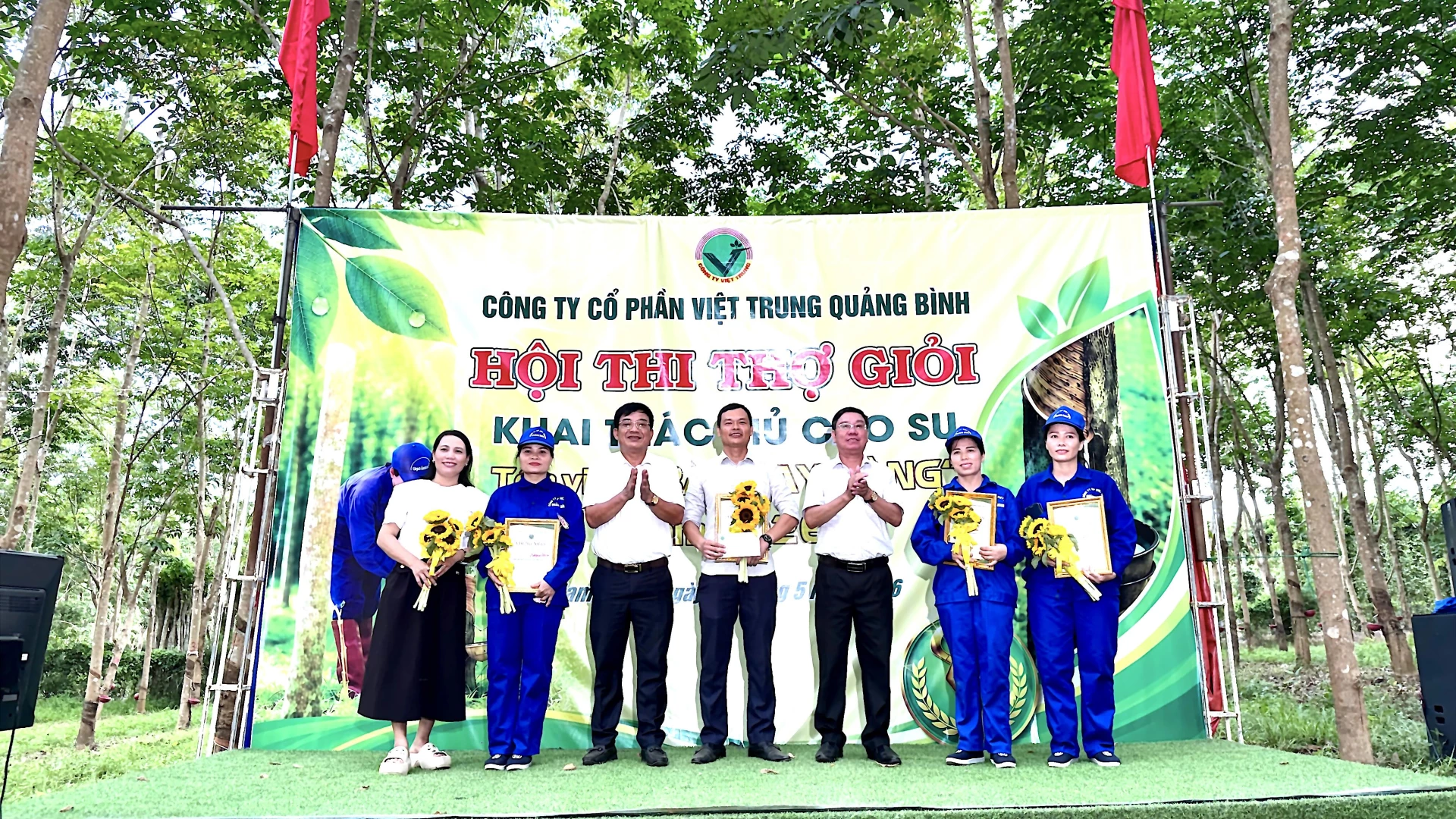 Công ty trao giải Nhất tập thể cho đơn vị Sao Vàng - Ảnh: Quang Ngọc.