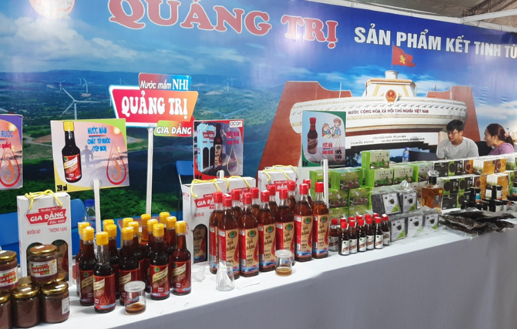 Sản phẩm nước mắm làng nghề Gia Đẳng tham gia hội chợ “Tự hào nông sản Việt Nam” tại Hà Nội năm 2023 - Ảnh: Đ.V.L