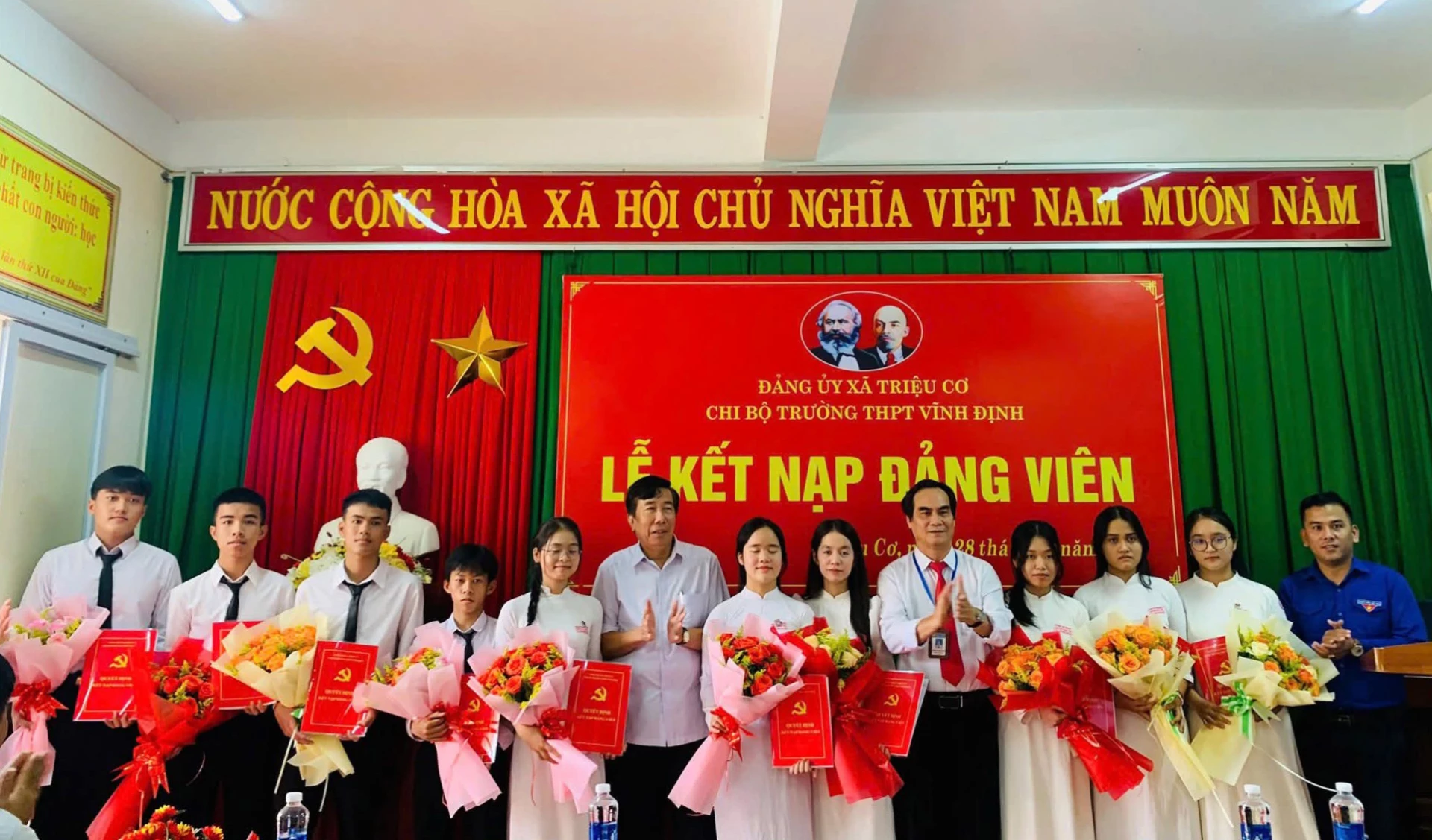 Đảng ủy xã Triệu Cơ trao quyết định kết nạp Đảng cho các đảng viên là học sinh ưu tú của Trường THPT Vĩnh Định năm 2026 - Ảnh: DMH