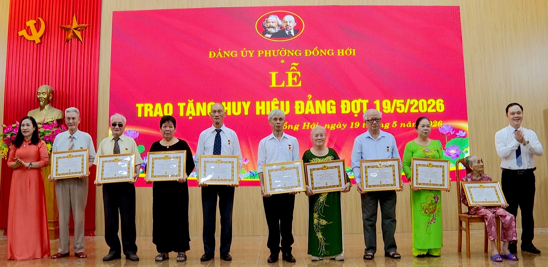 Đại diện lãnh đạo phường Đồng Hới trao Huy hiệu Đảng cho các các đảng viên lão thành - Ảnh: P.V.
