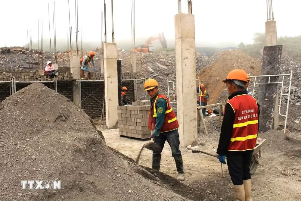 Công nhân thi công xây dựng Trường Phổ thông Nội trú liên cấp Tiểu học và THCS Sơn Vĩ trong điều kiện địa chất đá núi phức tạp. (Ảnh: Minh Tâm/TTXVN)