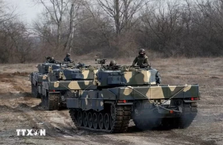 Xe tăng Leopard 2A4 của Đức tham gia tập trận gần Tata, Hungary. (Ảnh: Reuters/TTXVN)