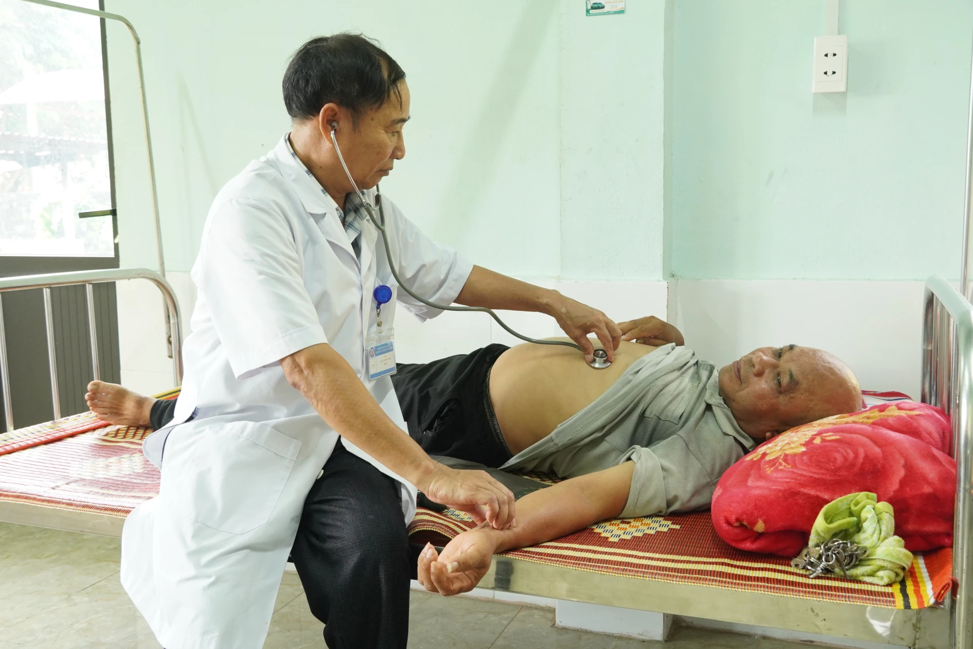 Tại Điểm khám bệnh số 2, hiện đang phải hợp đồng thêm bác sĩ đã nghỉ hưu để hỗ trợ chuyên môn - Ảnh: H.L