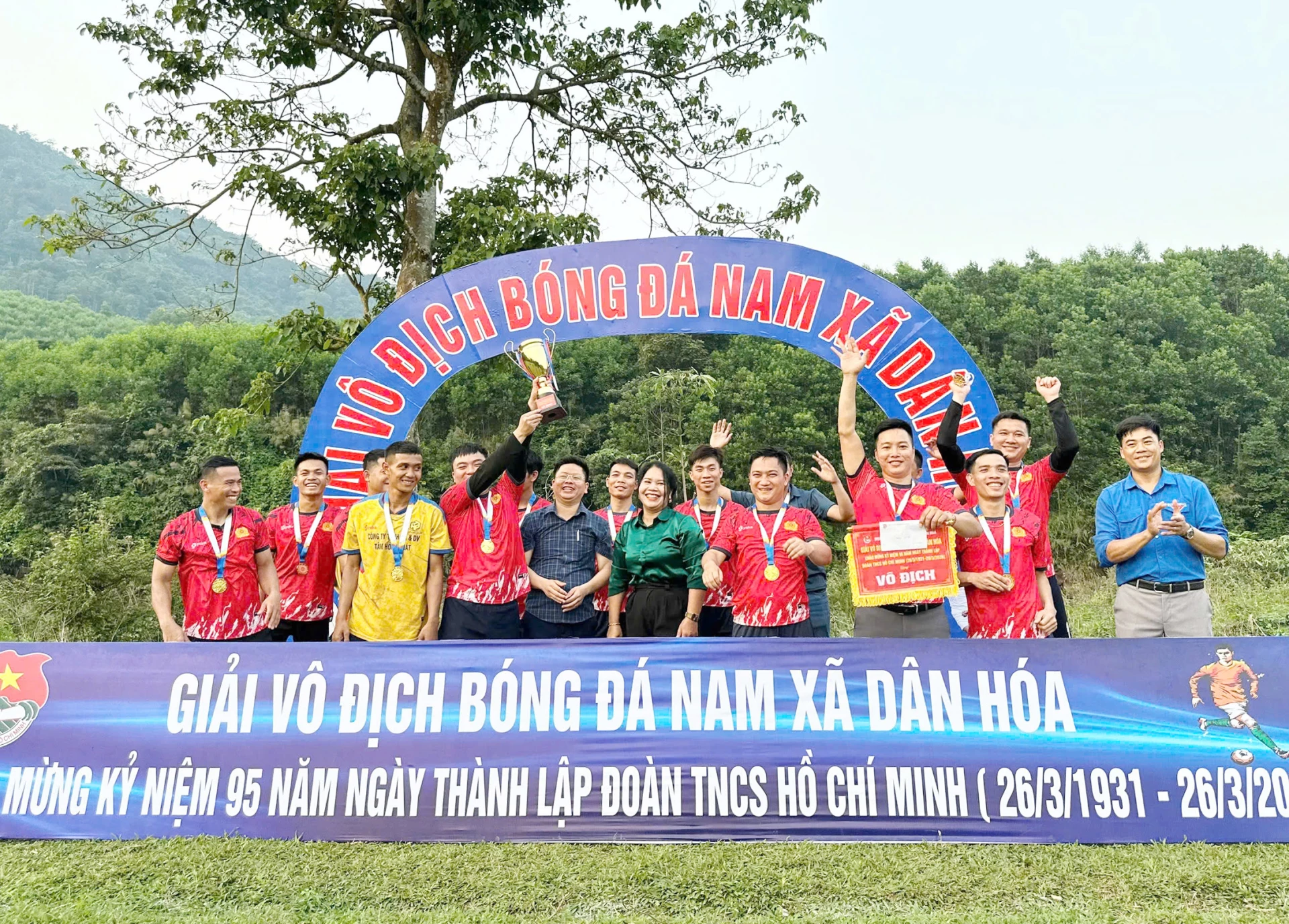 Ban Tổ chức giải bóng đá nam xã Dân Hóa trao giải cho đội bóng đạt thành tích cao - Ảnh: X.V