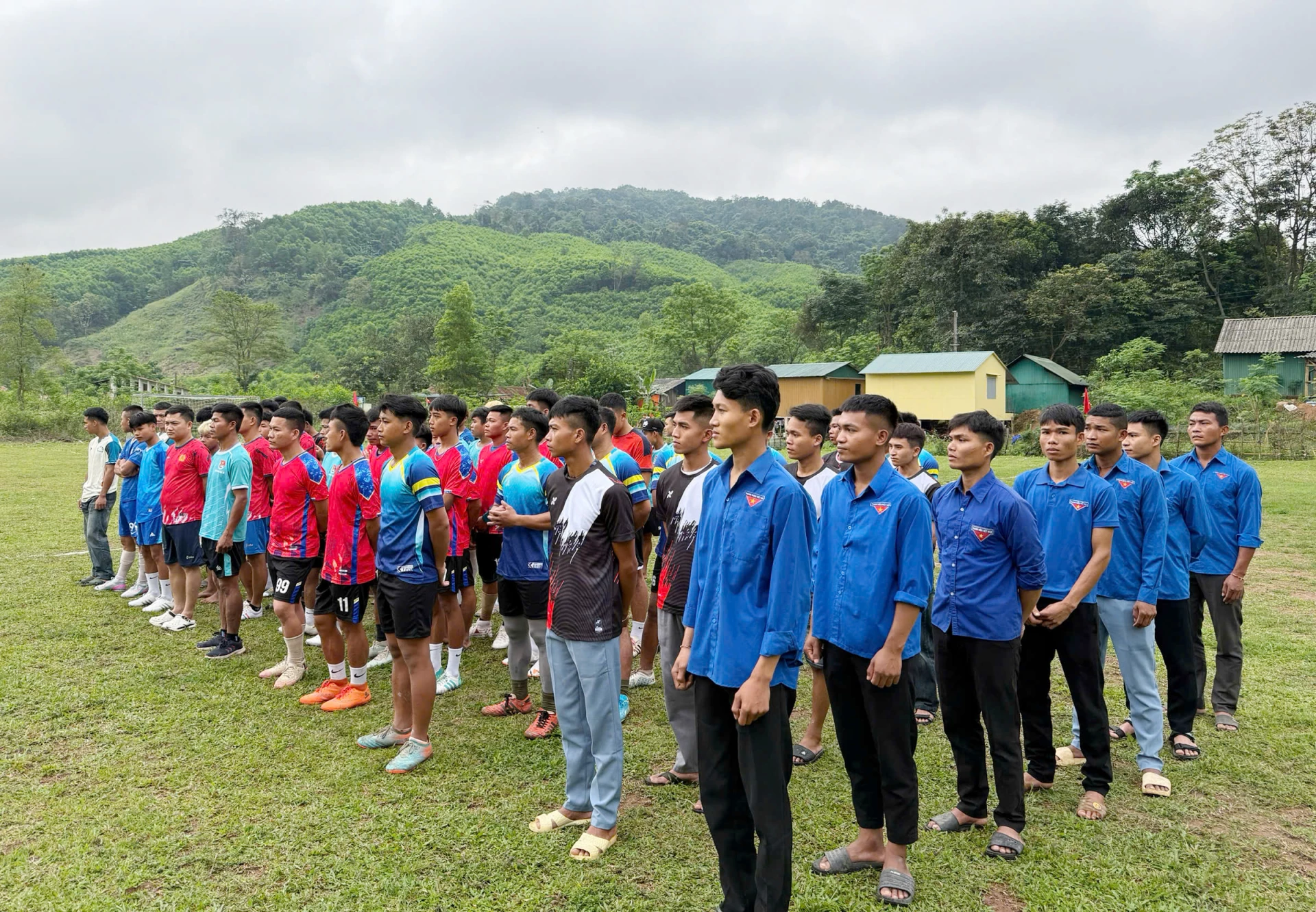 Giải bóng đá nam xã Dân Hóa kỷ niệm 95 năm Ngày thành lập Đoàn TNCS Hồ Chí Minh thu hút nhiều đội bóng tham gia - Ảnh: X.V