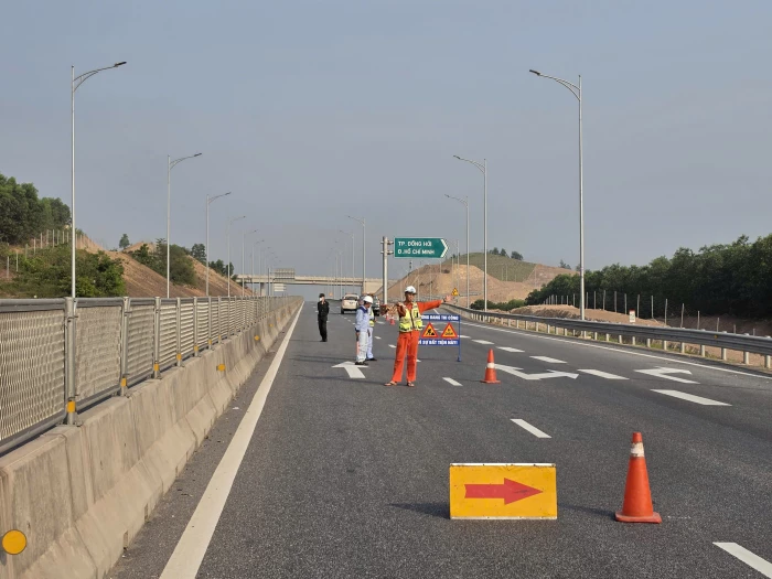 Cao tốc Vũng Áng-Cam Lộ cấm đường tại nhiều đoạn