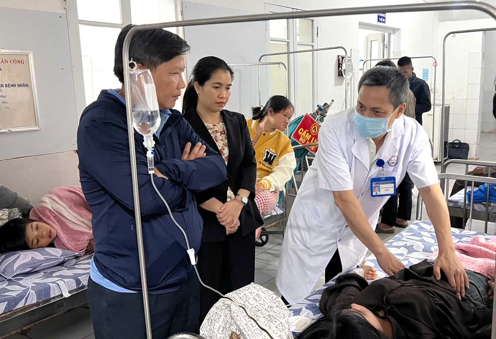 Lãnh đạo UBND xã Tân Lập trực tiếp đến bệnh viện thăm hỏi, động viên các bệnh nhân - Ảnh: L.T