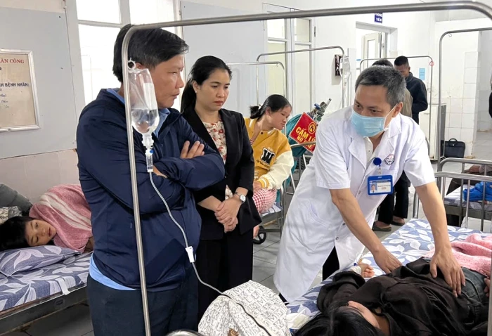 Khẩn trương làm rõ nguyên nhân hàng chục học sinh xã Tân Lập nghi bị ngộ độc thực phẩm