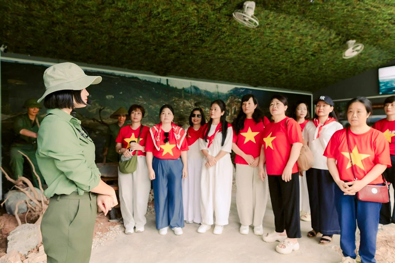 
Khách du lịch tham quan hang Chỉ huy - Ảnh: N.H