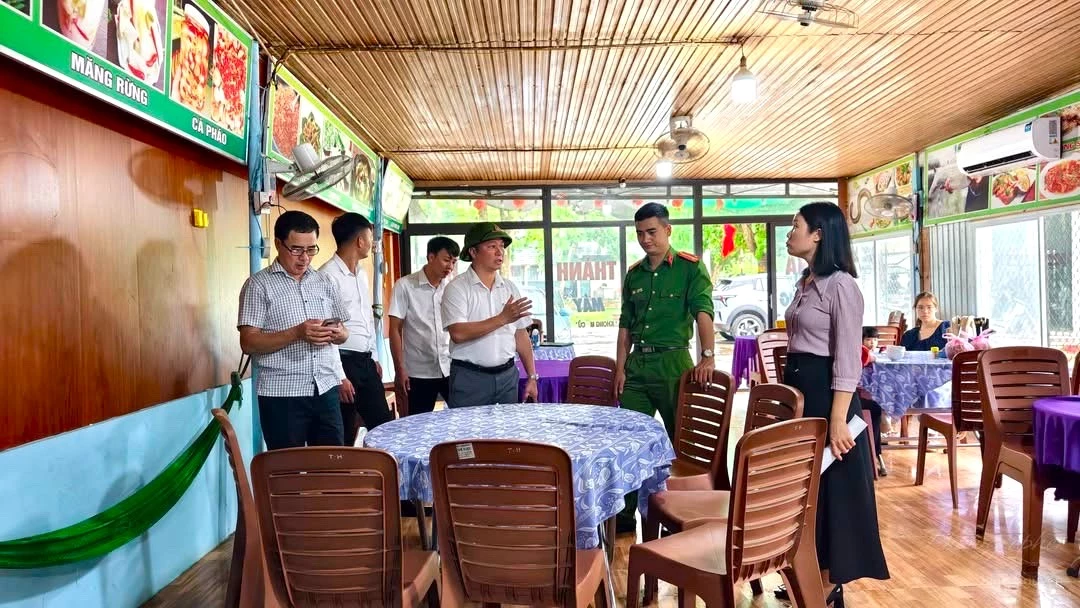 Chính quyền và lực lượng chức năng xã Phong Nha kiểm tra, giám sát tại các nhà hàng, khách sạn dịp nghỉ lễ - Ảnh: T.L