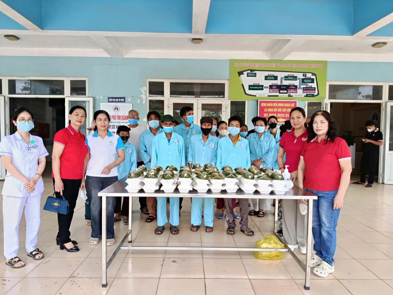 Phụ nữ phường Nam Đông Hà miệt mài với “bữa cơm yêu thương”, “bát cháo yêu thương” - Ảnh: NVCC