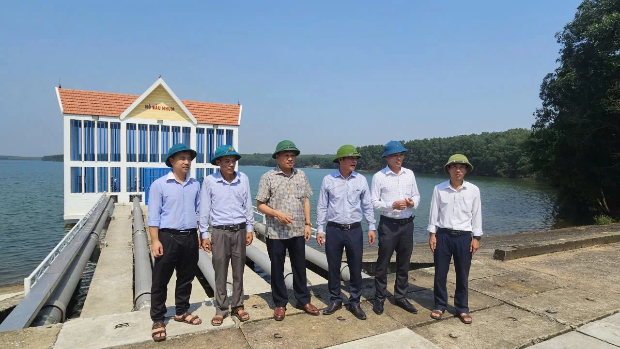 Chi cục Thủy lợi và Phòng chống thiên tai tỉnh phối hợp với các đơn vị, địa phương liên quan kiểm tra thực tế tại công trình thủy lợi Bàu Nhum - Ảnh: M.L