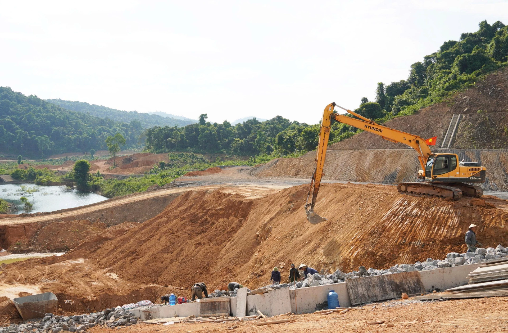 Dự án sửa chữa, nâng cấp bảo đảm an toàn đập Khe Dỗi (xã Kim Phú) đã hoàn thành 87% khối lượng, dự kiến đưa vào sử dụng trước mùa mưa bão năm nay - Ảnh: Xuân Phú