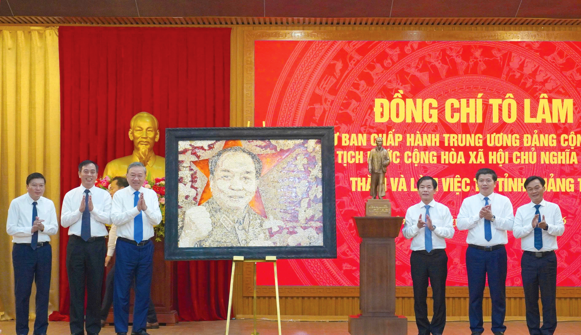 Các đồng chí trong Thường trực Tỉnh ủy trao tặng bức tranh chân dung Đại tướng Võ Nguyên Giáp cho đồng chí Tô Lâm, Tổng Bí thư, Chủ tịch nước - Ảnh: Xuân Phú