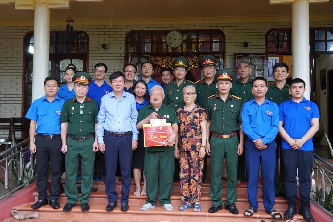 Cựu chiến binh Phạm Xuân Thành (hàng thứ nhất, người thứ 2 từ trái sang) cùng Hội Cựu chiến binh Đảng ủy các cơ quan Đảng tỉnh tặng quà cho gia đình người có công với cách mạng - Ảnh: T.L
