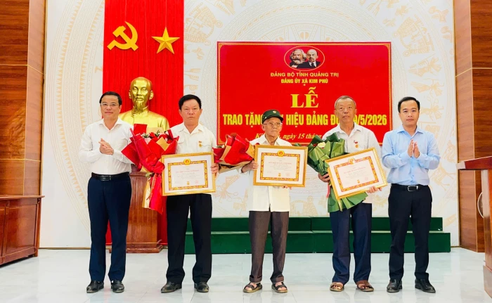 Đảng ủy xã Kim Phú: Trao tặng Huy hiệu Đảng đợt 19/5