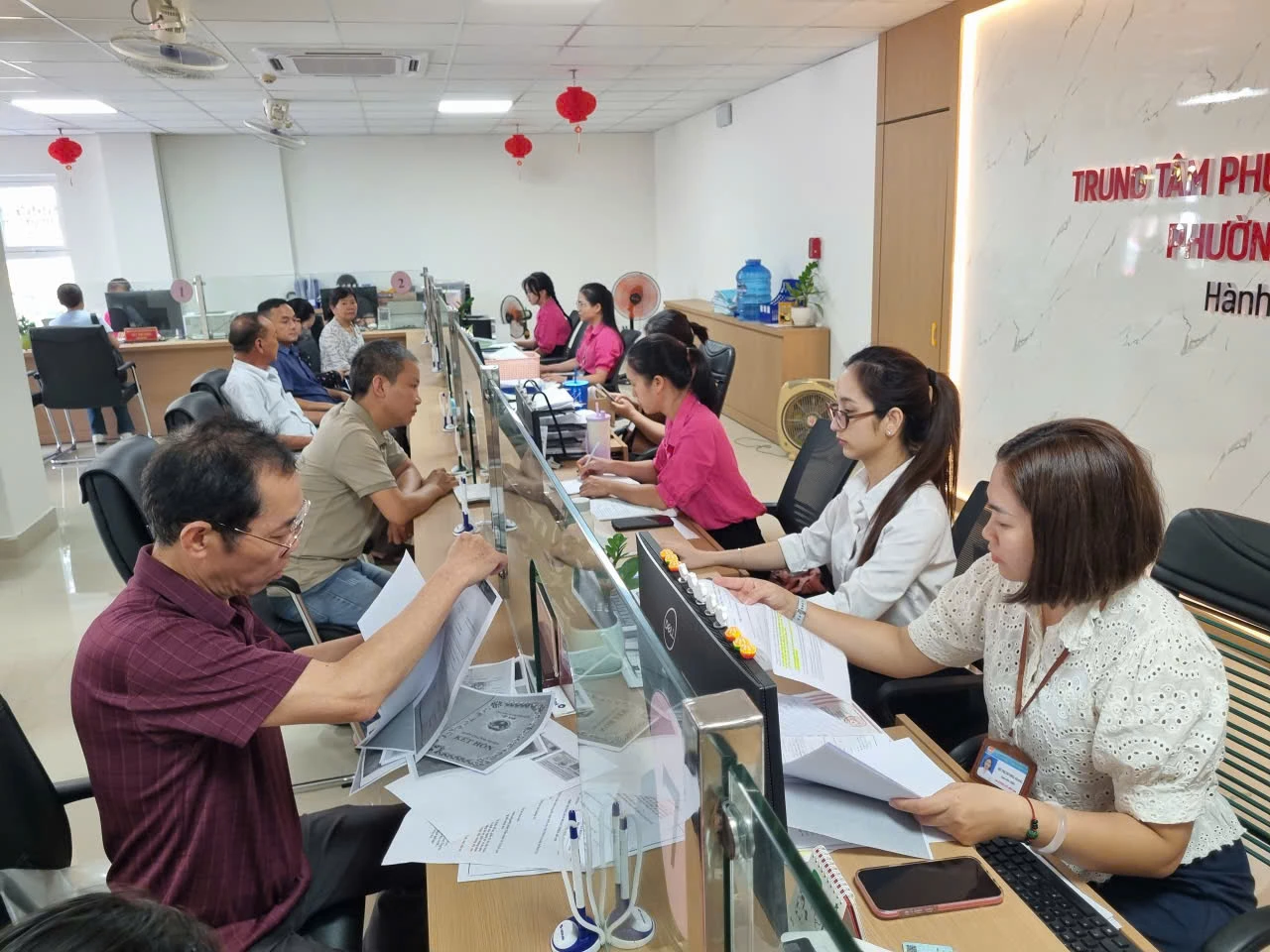 Hoạt động của Trung tâm Phục vụ hành chính công cấp xã mang đến sự thuận tiện cho người dân khi giải quyết thủ tục hành chính - Ảnh: M.L