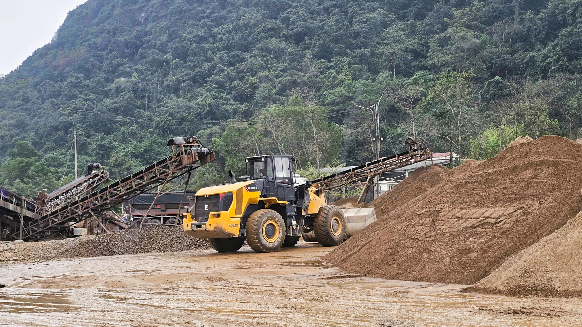 Hoạt động nạo vét, tận thu sản phẩm của Công ty TNHH Anh Sơn SK tại xã Hiếu Giang gây nhiều ảnh hưởng đến đời sống người dân thôn Thượng Lâm, xã Cam Lộ - Ảnh: L.T