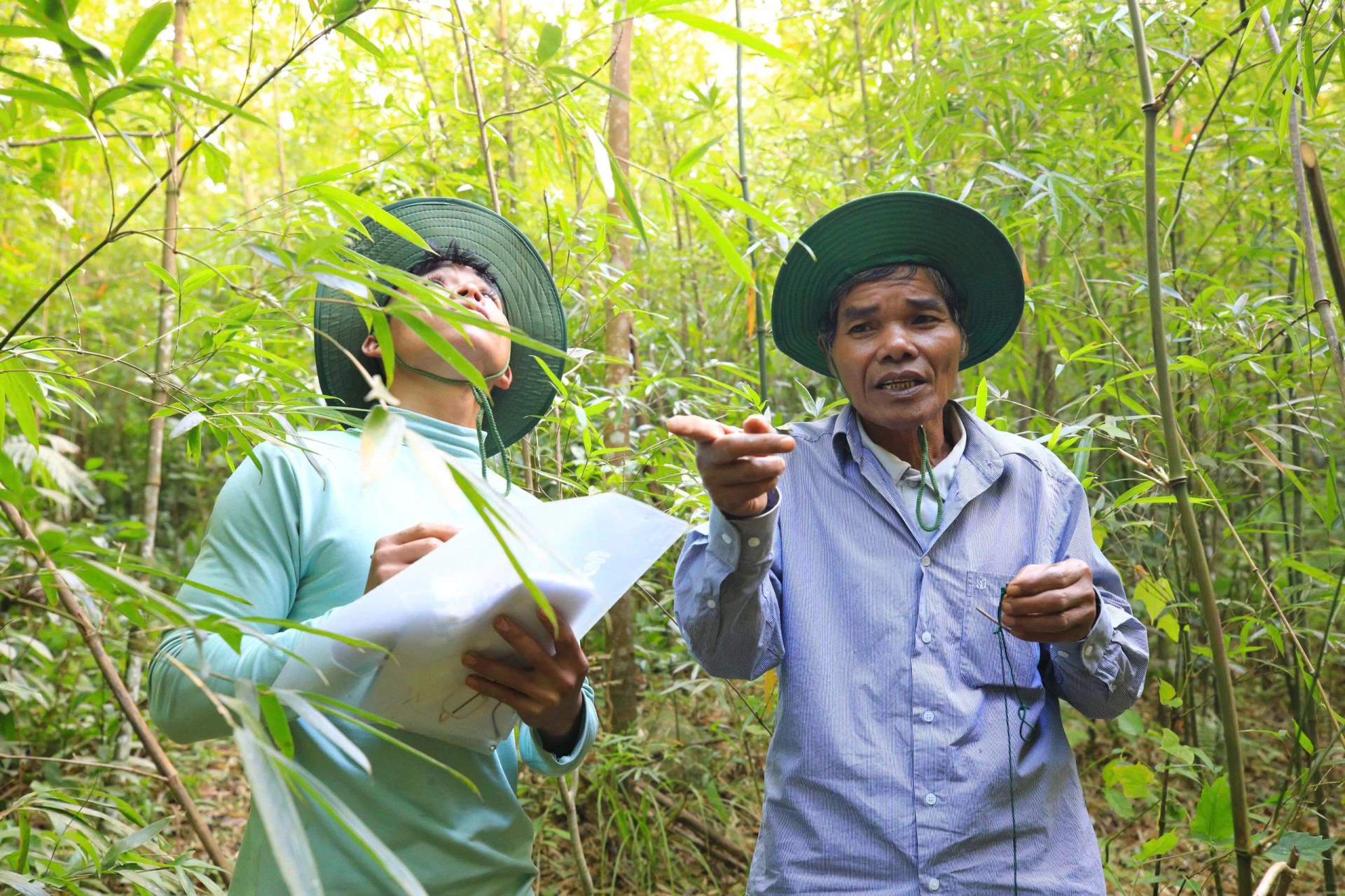 Ông Hồ Văn Chiến (bên phải)-Trưởng Ban quản lý Rừng công đồng thôn Chênh Vênh, Hướng Phùng - Ảnh T.L