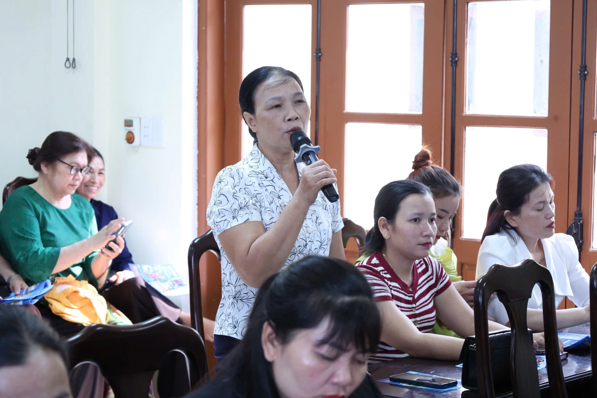 Hội viên phụ nữ tham gia trao đổi, chia sẻ kinh nghiệm tại buổi truyền thông về giảm nghèo và phát triển kinh tế  hộ gia đình ở địa phương - Ảnh: M.H