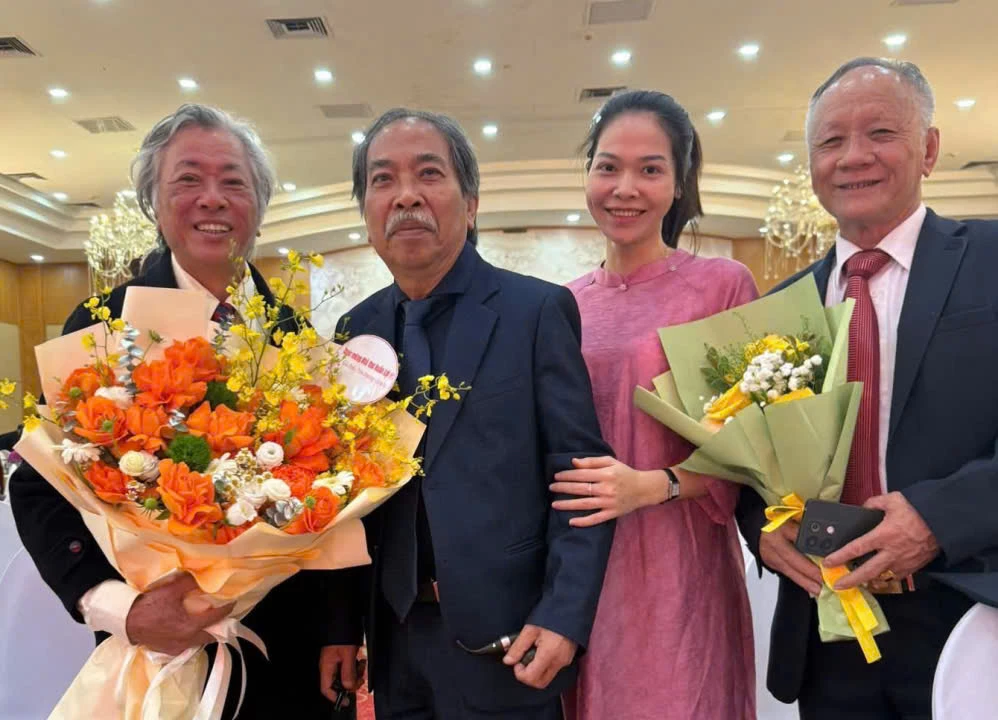 Nhà thơ Xuân Lợi (ngoài cùng bên trái) cùng nhà thơ Nguyễn Tiến Nên (ngoài cùng bên phải)-hai tân hội viên Hội Nhà văn Việt Nam-chụp ảnh cùng Chủ tịch Hội Nhà văn Việt Nam Nguyễn Quang Thiều - Ảnh: NVCC