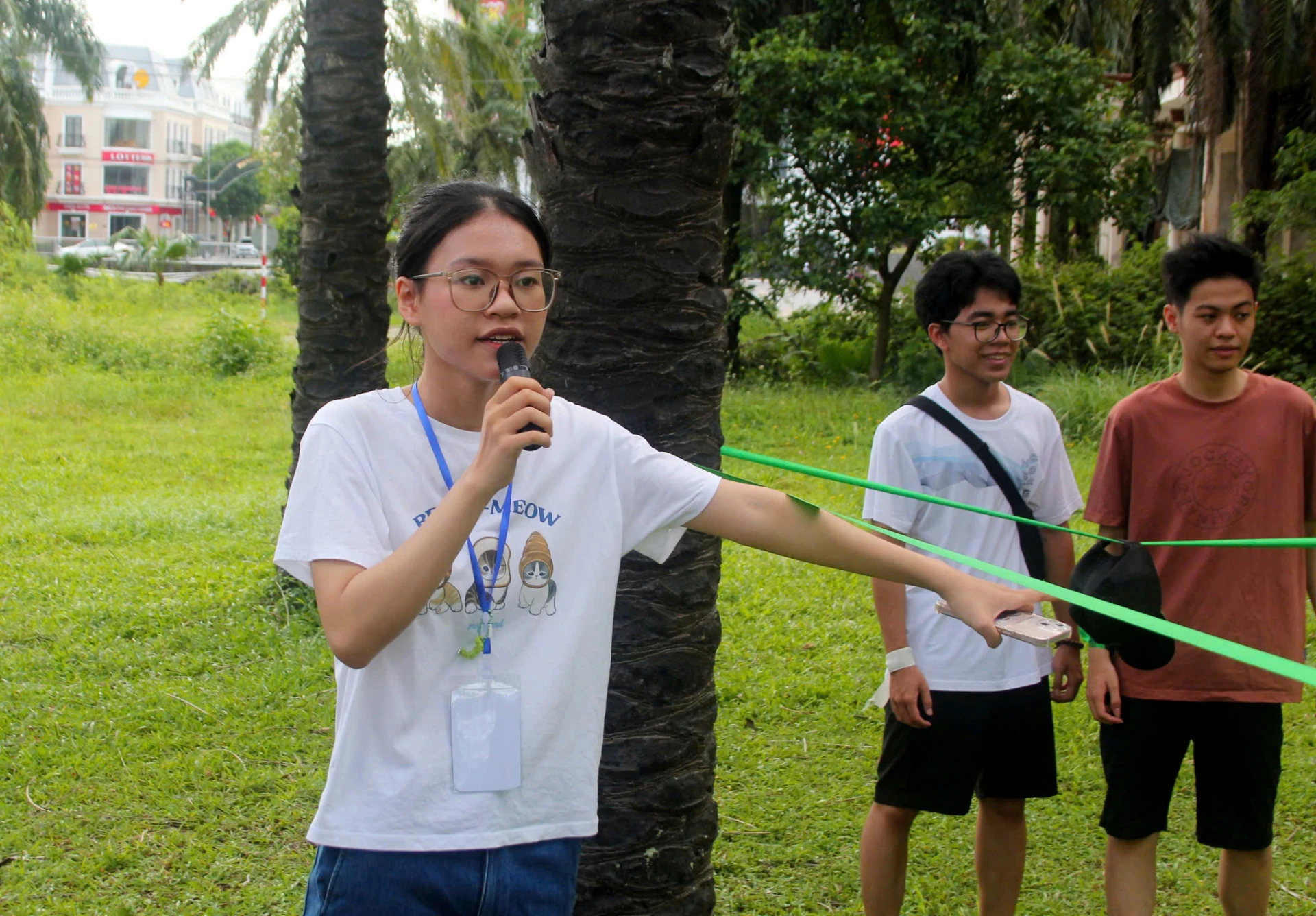 Khánh Đan đang điều hành trò chơi - Ảnh: NVCC
