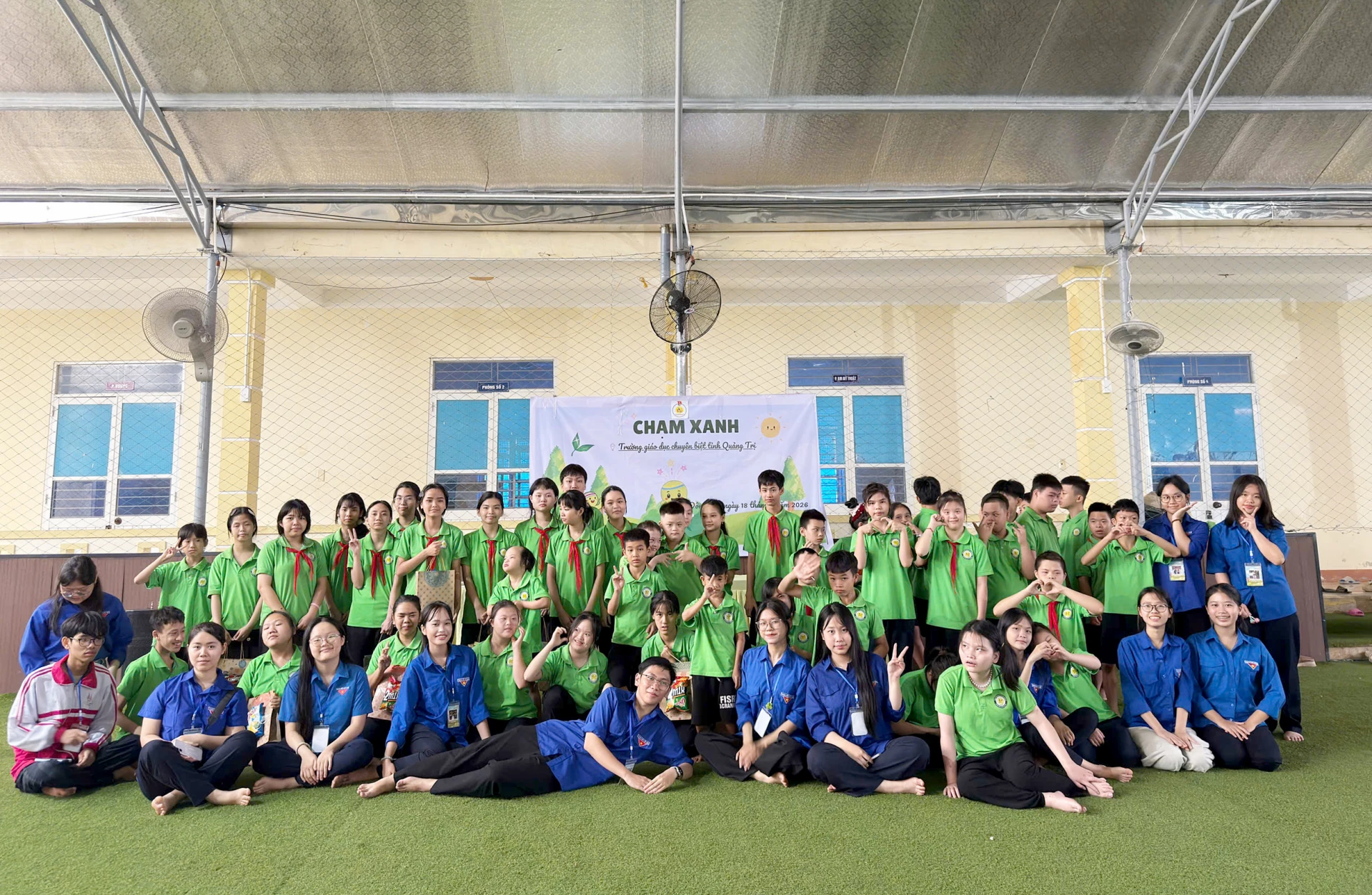 Các thành viên Chạm xanh tổ chức vui chơi và tặng quà cho các em ở Trường giáo dục chuyên biệt Quảng Trị - Ảnh: NVCC