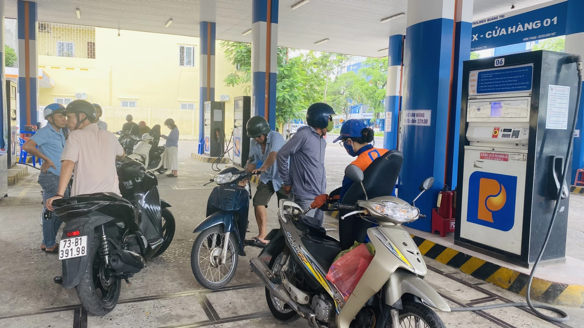 Một số người vẫn lo ngại về tính an toàn của xăng E10 đối với động cơ phương tiện - Ảnh: T.L
