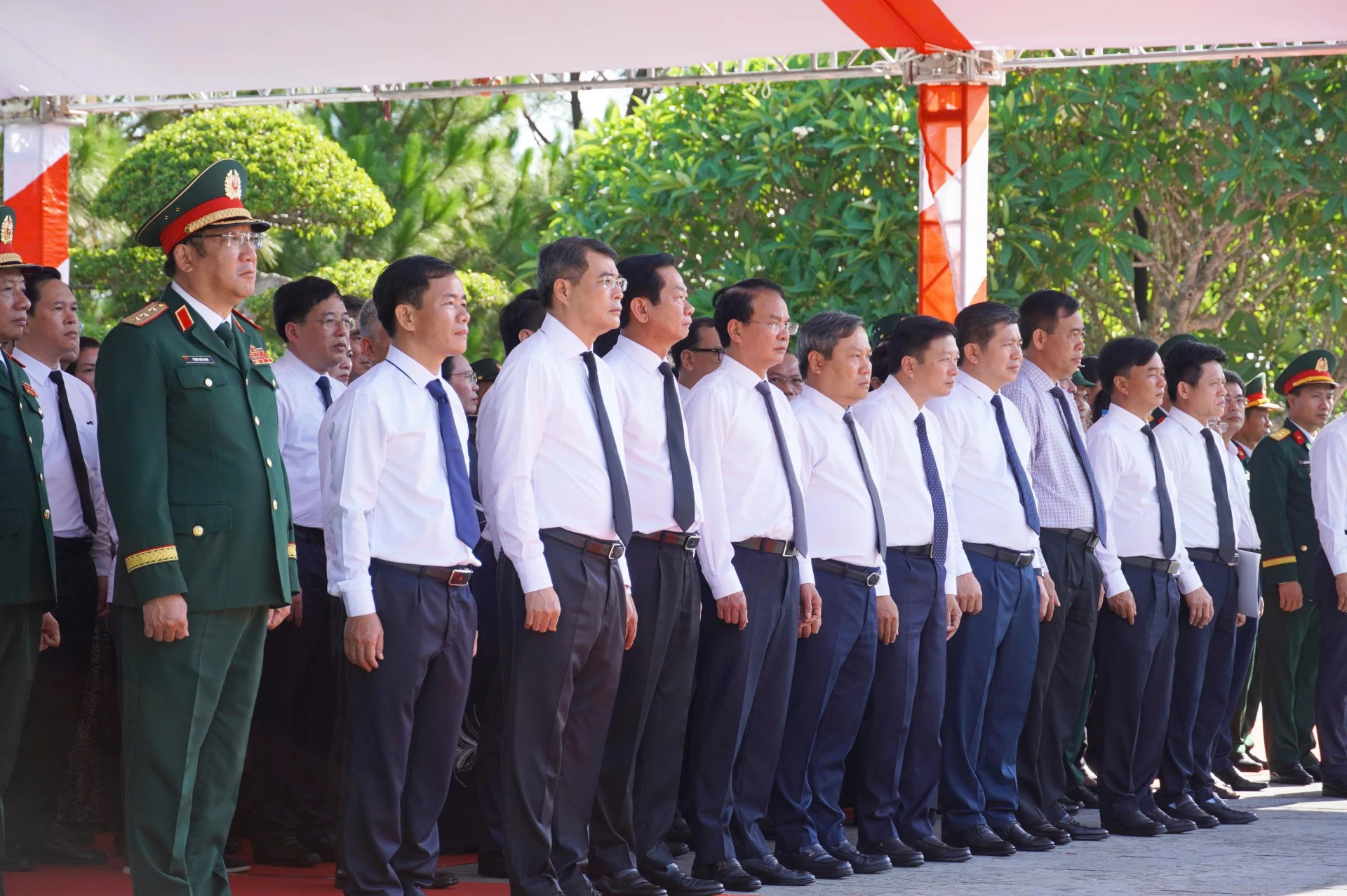Đoàn công tác của Chính phủ và các đại biểu tưởng niệm các Anh hùng, liệt sĩ 