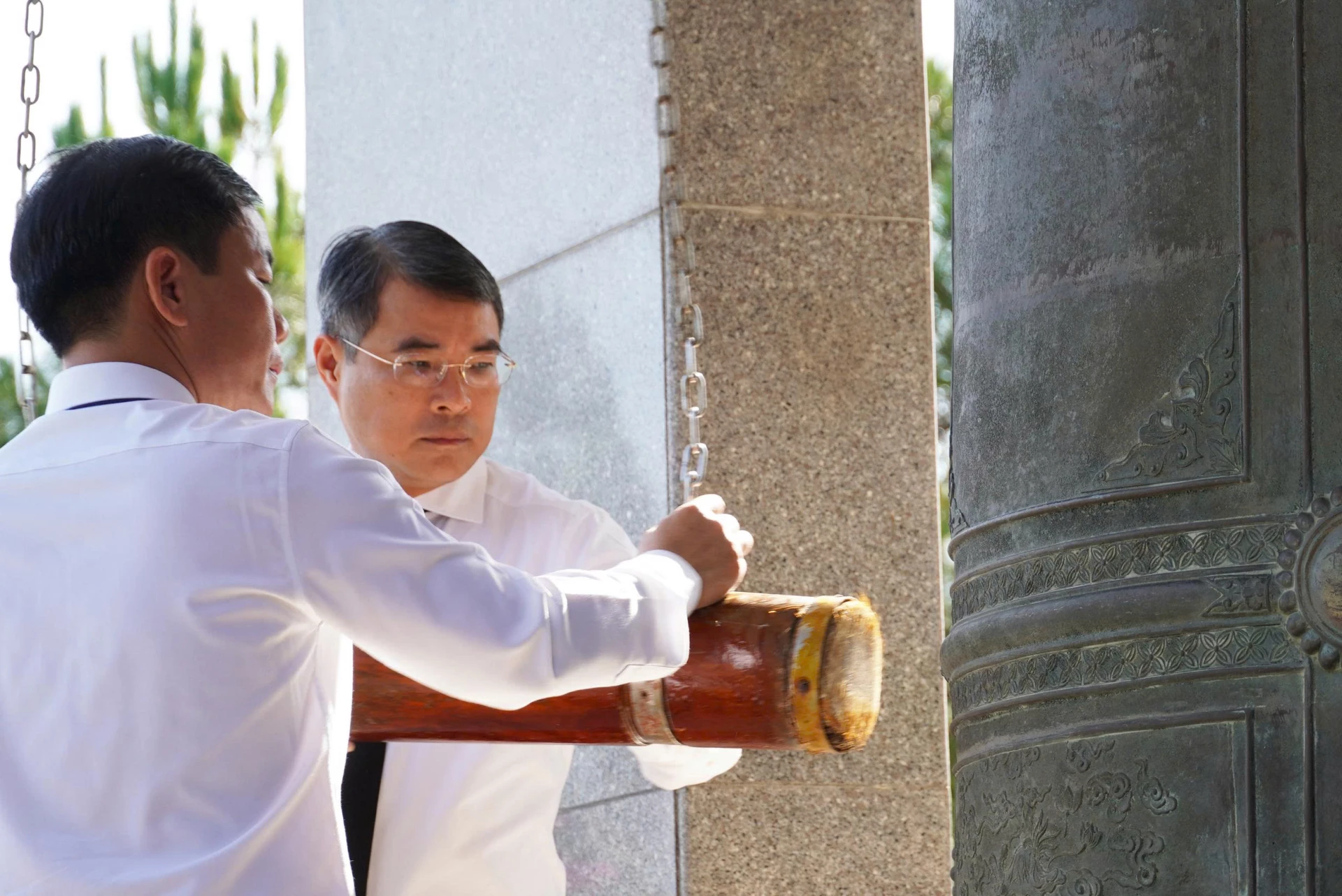 Đồng chí Thủ tướng Chính phủ Lê Minh Hưng và đồng chí Bí thư Tỉnh ủy Nguyễn Văn Phương thực hiện nghi thức thỉnh chuông 