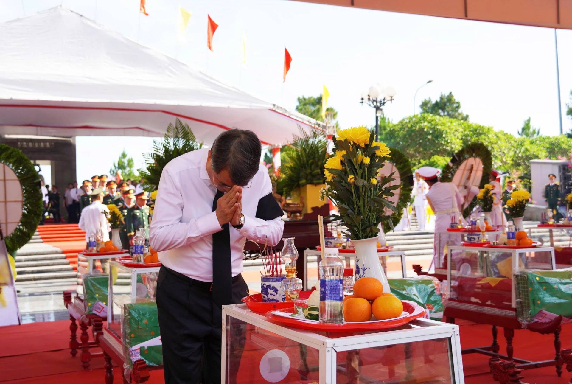 Đồng chí Thủ tướng Chính phủ Lê Minh Hưng dâng hương tri ân các Anh hùng, liệt sĩ