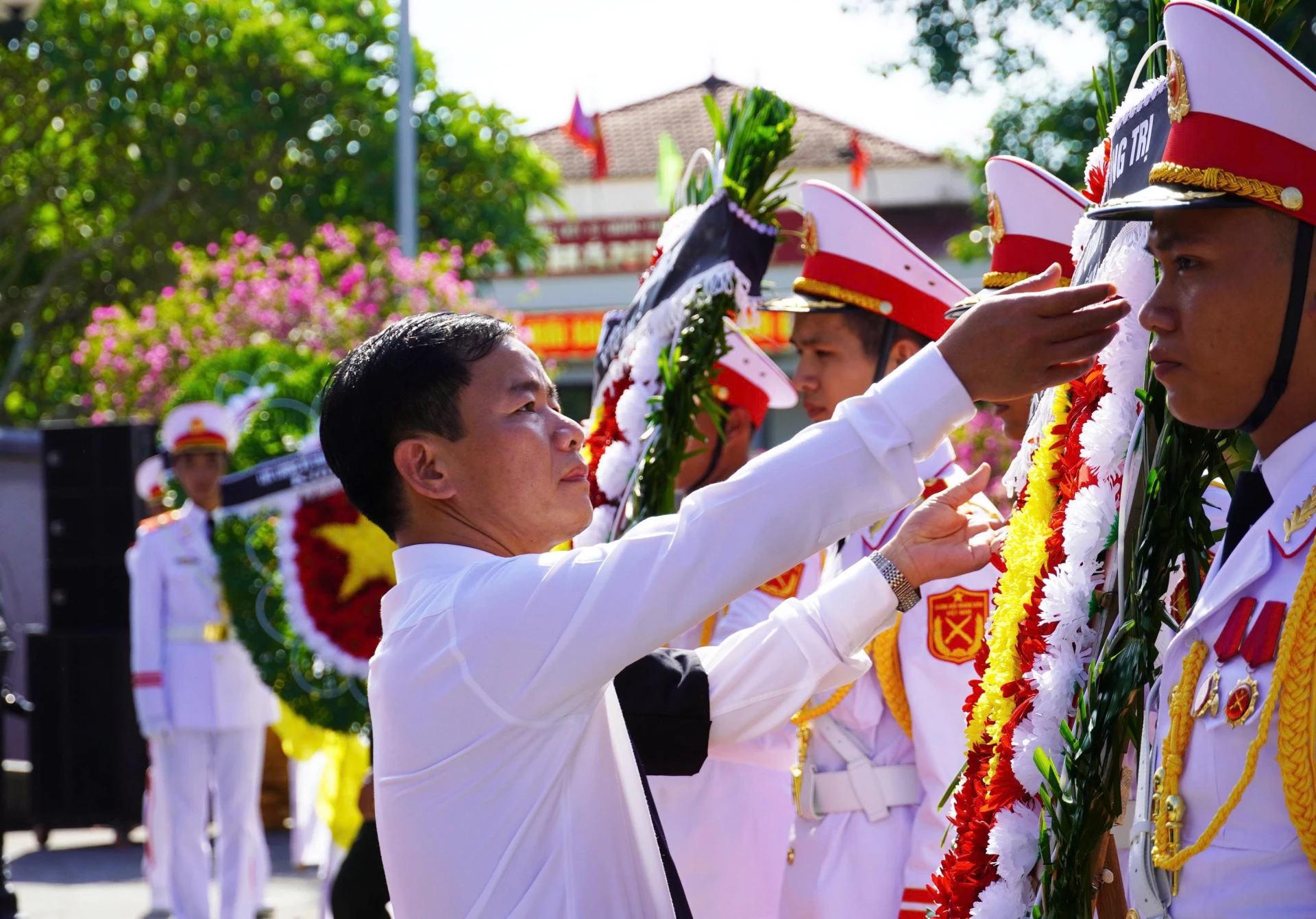 Đồng chí Bí thư Tỉnh ủy Nguyễn Văn Phương dâng hoa tưởng niệm các Anh hùng, liệt sĩ 
