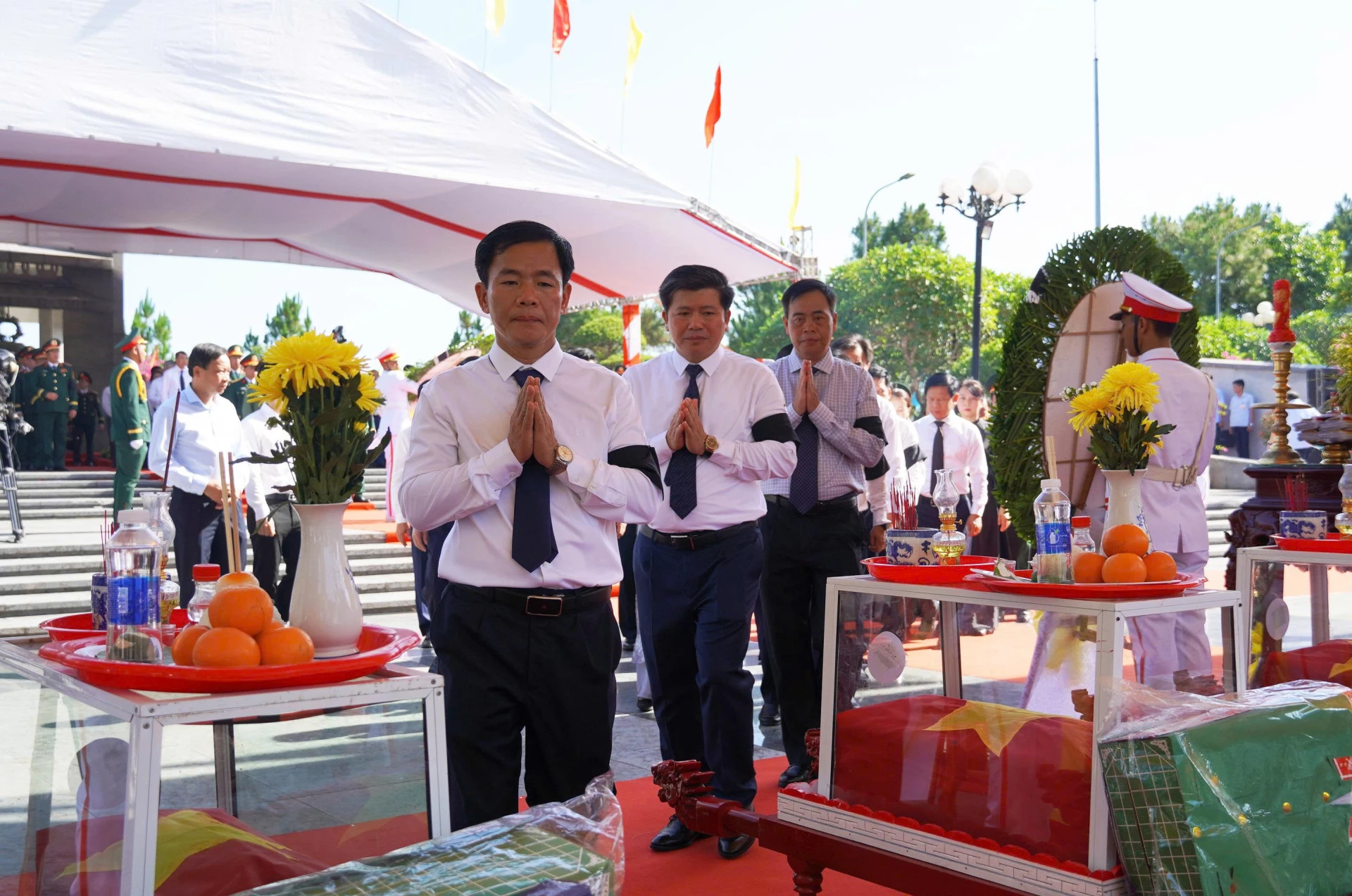 Các đồng chí Thường trực Tỉnh ủy dâng hương tri ân các Anh hùng, liệt sĩ