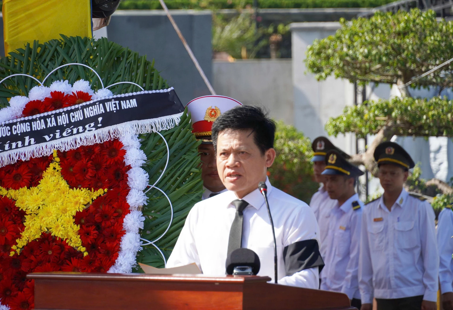 Đồng chí Lê Văn Bảo, Ủy viên Ban Thường vụ Tỉnh ủy, Phó Chủ tịch UBND tỉnh, Trưởng ban công tác đặc biệt tỉnh Quảng Trị trình bày lời điếu tại lễ truy điệu, an táng các liệt sĩ