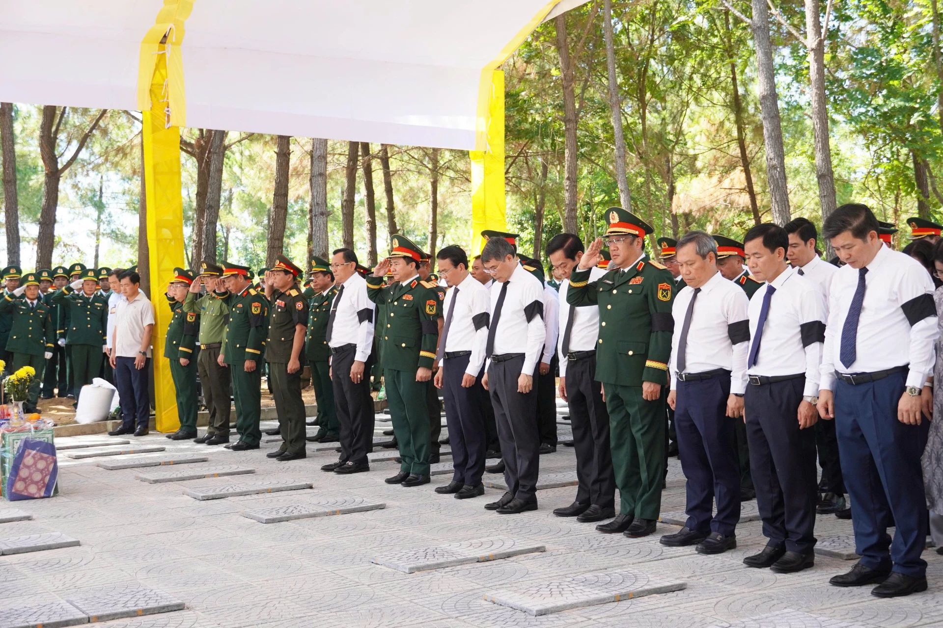 Đoàn công tác của Chính phủ và các đại biểu tưởng niệm các Anh hùng, liệt sĩ