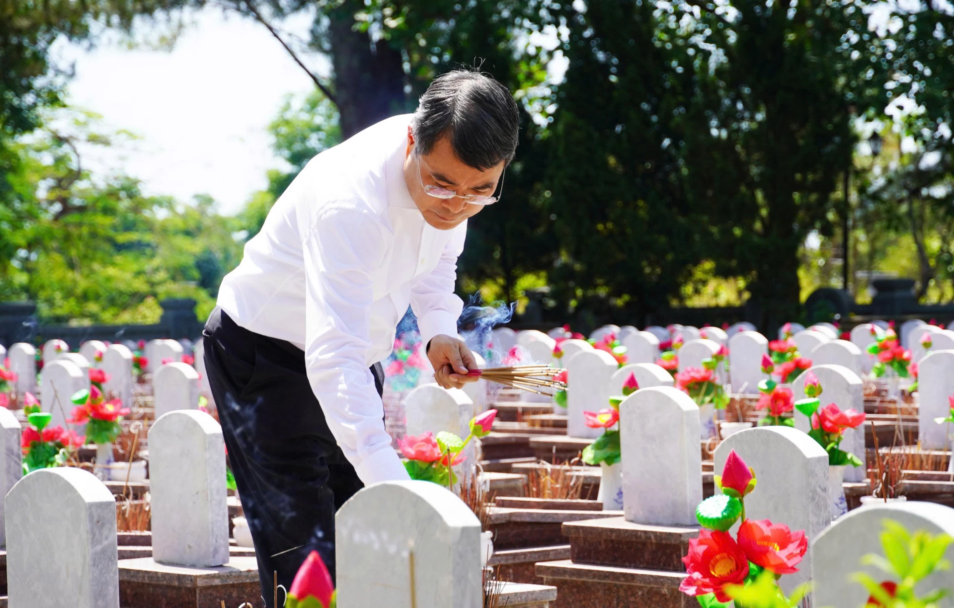 Đồng chí Lê Minh Hưng, Ủy viên Bộ Chính trị, Thủ tướng Chính phủ dâng hương tại Nghĩa trang liệt sĩ Quốc gia Trường Sơn.