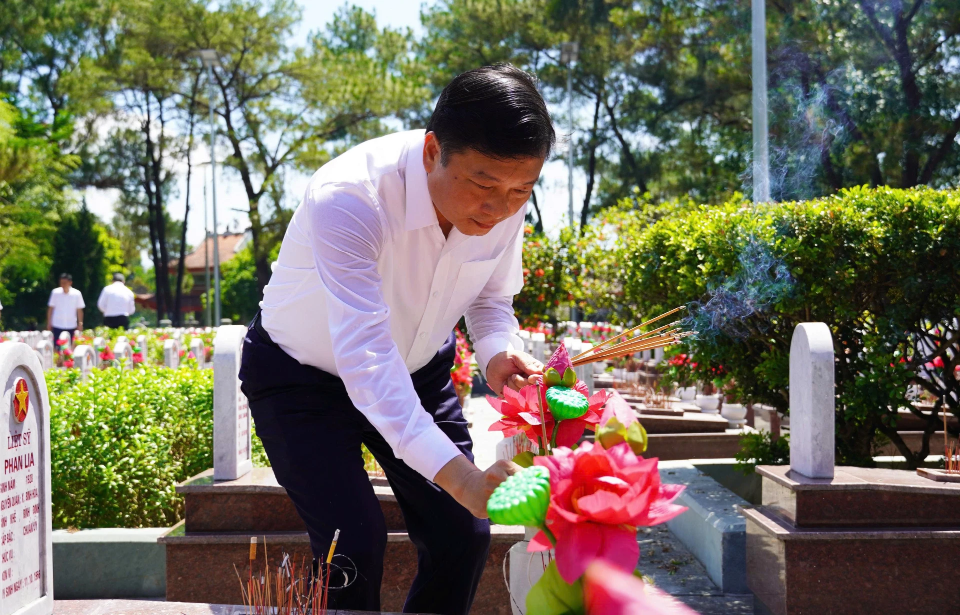 Các đại biểu thắp hương tưởng nhớ các Anh hùng, liệt sĩ tại tại Nghĩa trang liệt sĩ Quốc gia Trường Sơn