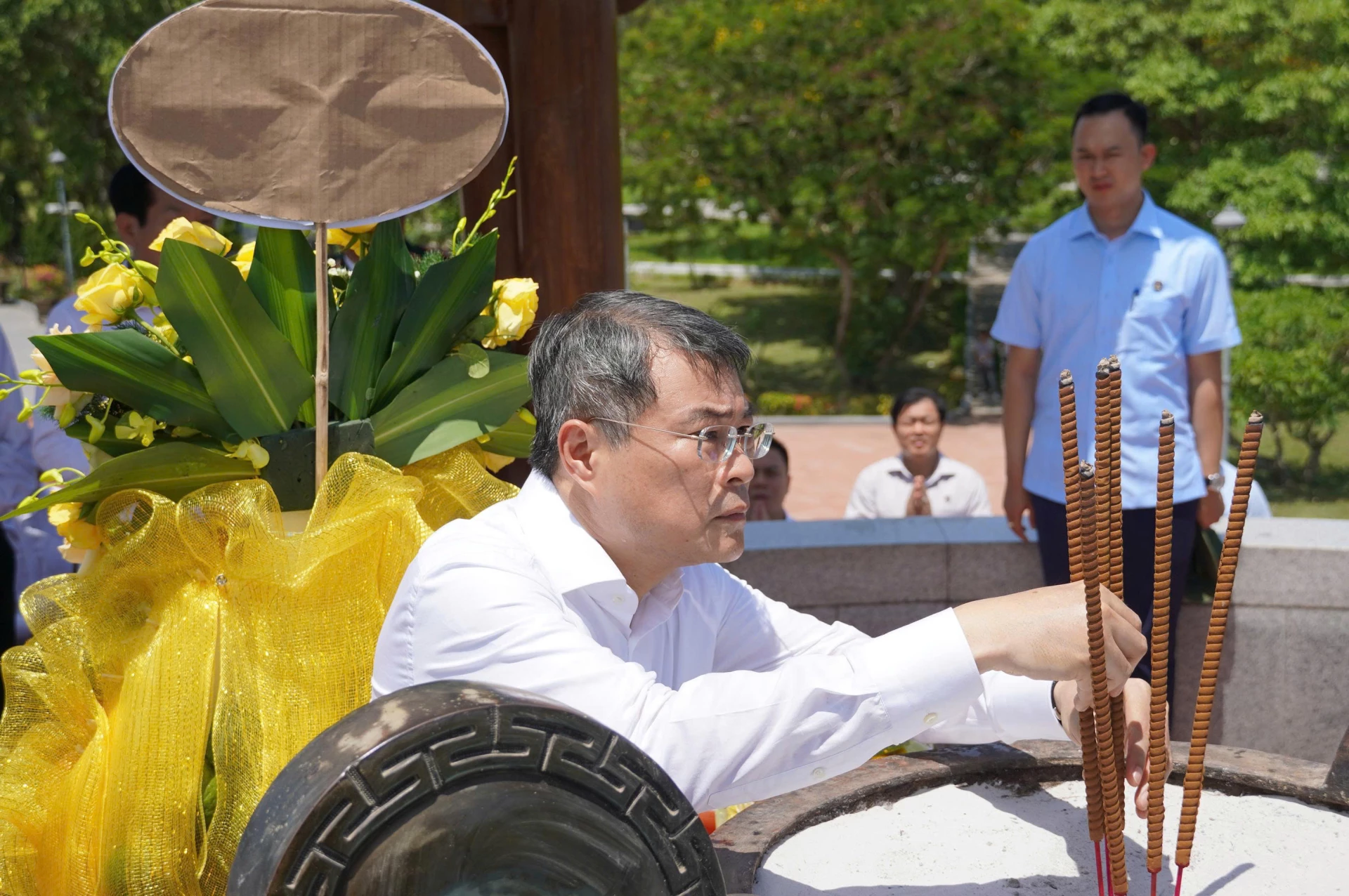 
Đồng chí Lê Minh Hưng, Ủy viên Bộ Chính trị, Thủ tướng Chính phủ dâng hương tri ân các Anh hùng, liệt sĩ tại Khu di tích đặc biệt Thành cổ Quảng Trị.
