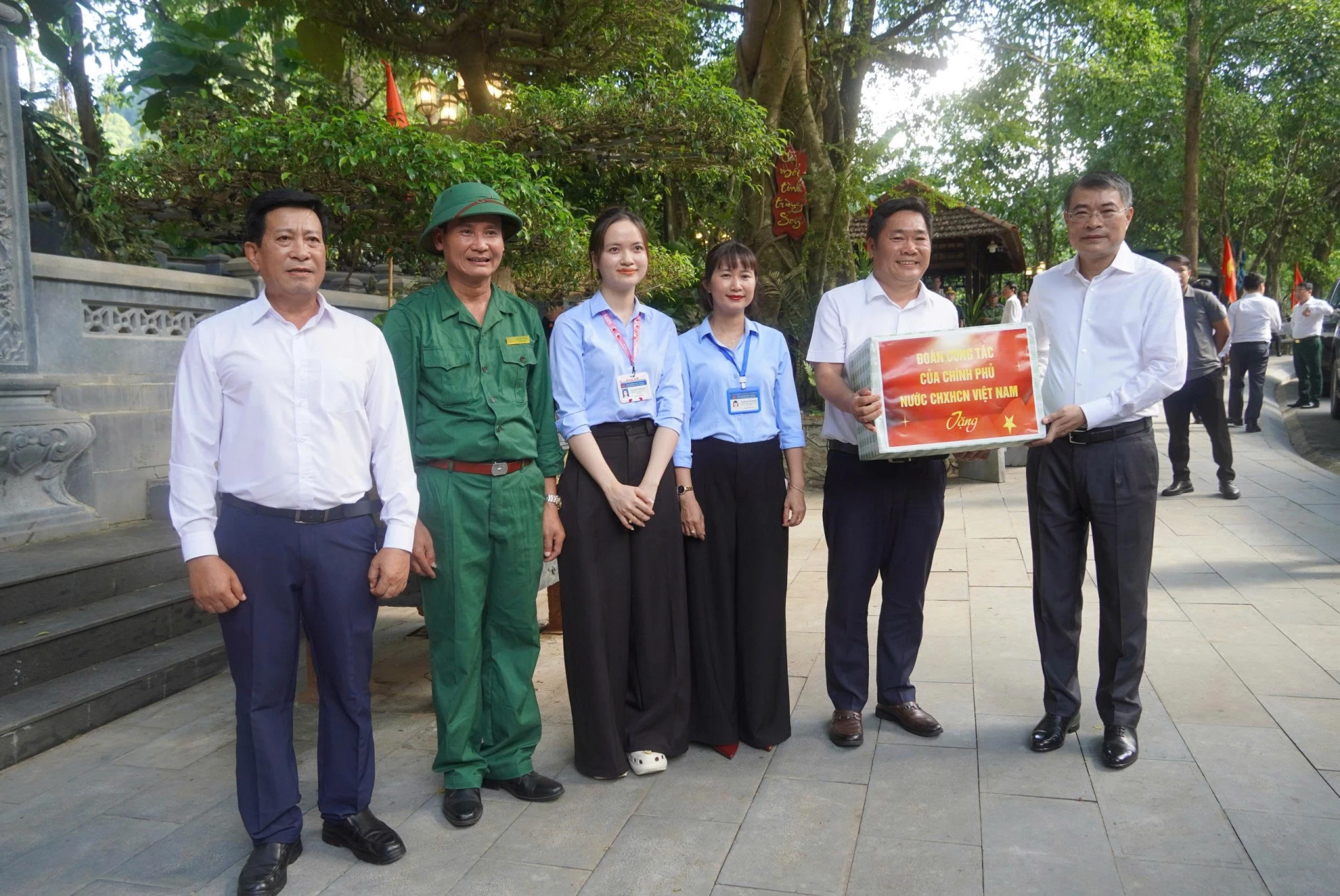 Thủ tướng Chính phủ Lê Minh Hưng tặng quà cho cán bộ, nhân viên Trung tâm du lịch Phong Nha - Kẻ Bàng