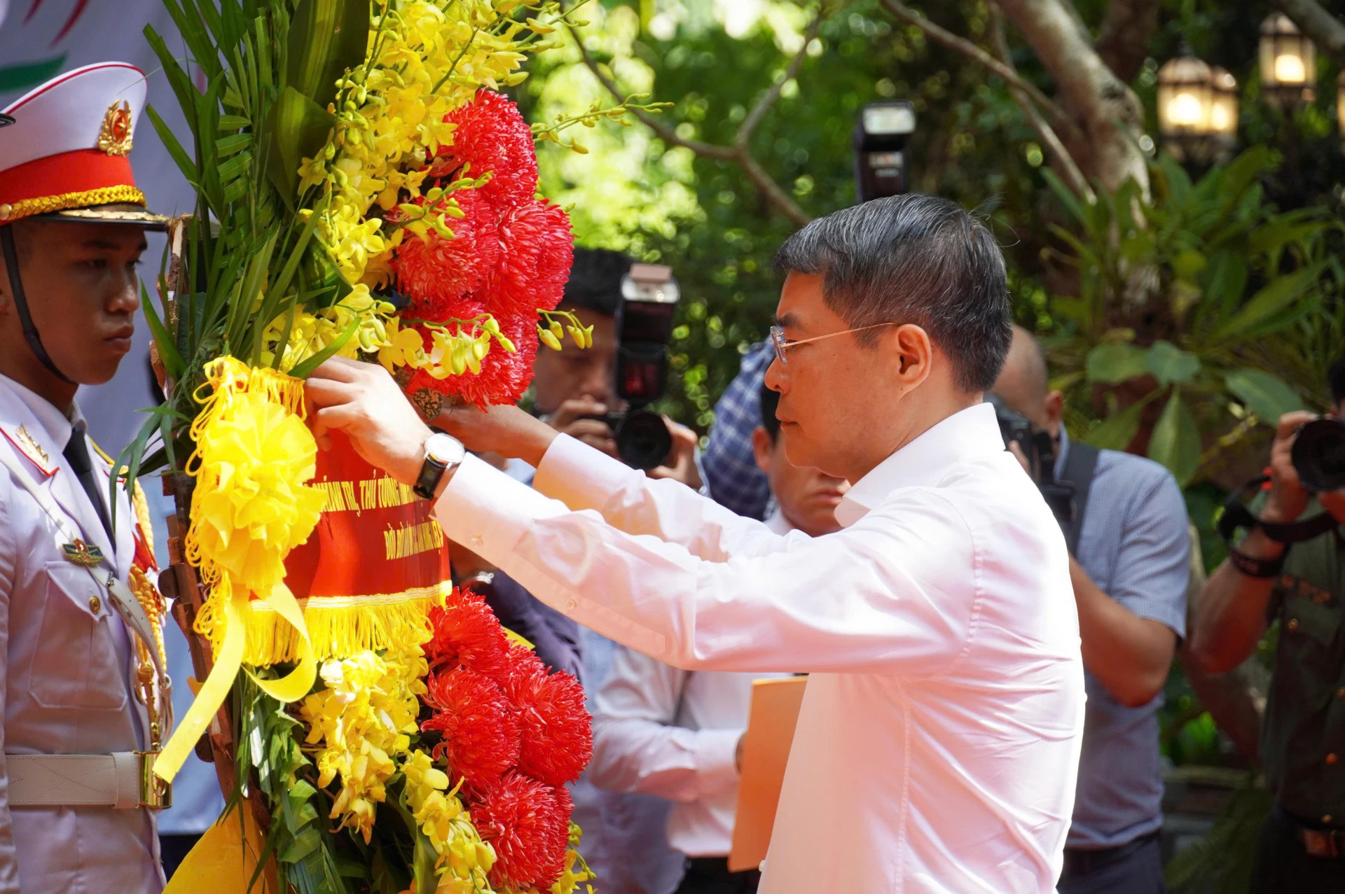 Thủ tướng Chính phủ Lê Minh Hưng dâng hoa tri ân các Anh hùng, liệt sĩ.