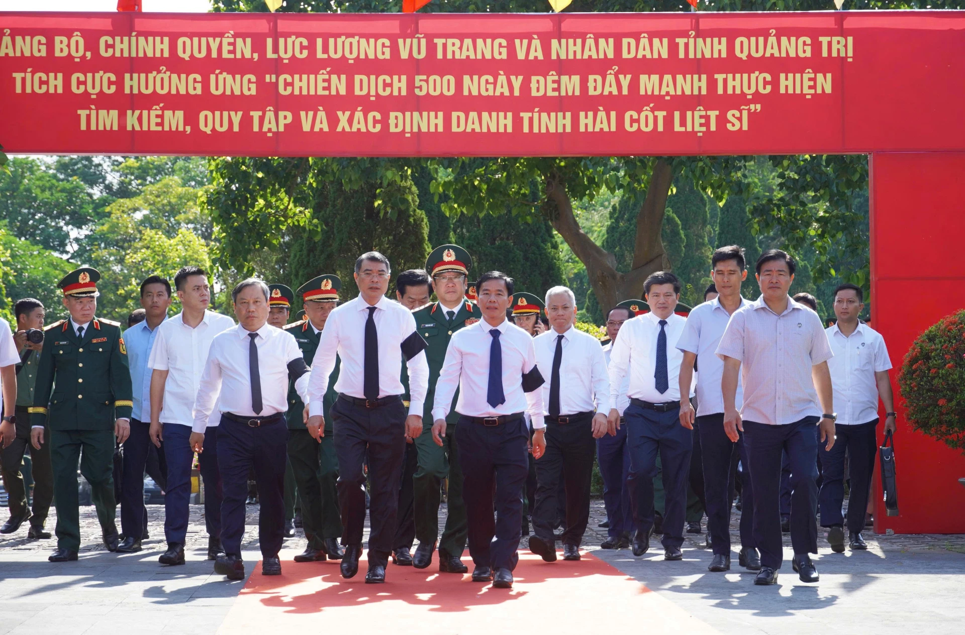 Đoàn công tác của Chính phủ do đồng chí Lê Minh Hưng, Ủy viên Bộ Chính trị, Thủ tướng Chính phủ làm Trưởng đoàn tri ân các anh hùng, liệt sĩ.