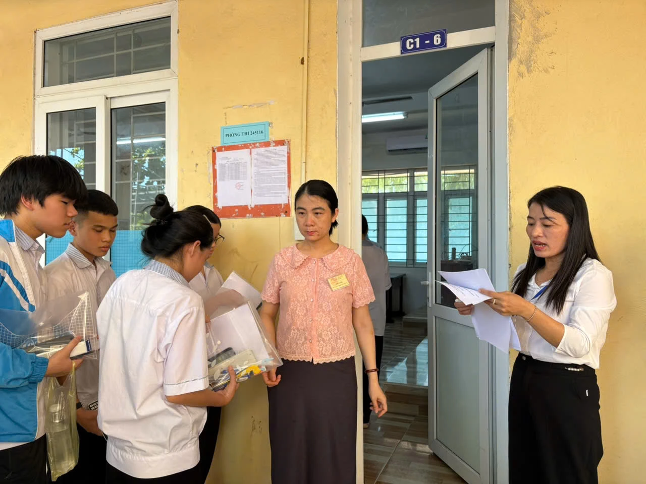 Thí sinh rà soát thông tin trước khi bước vào phòng thi - Ảnh: Nh.V