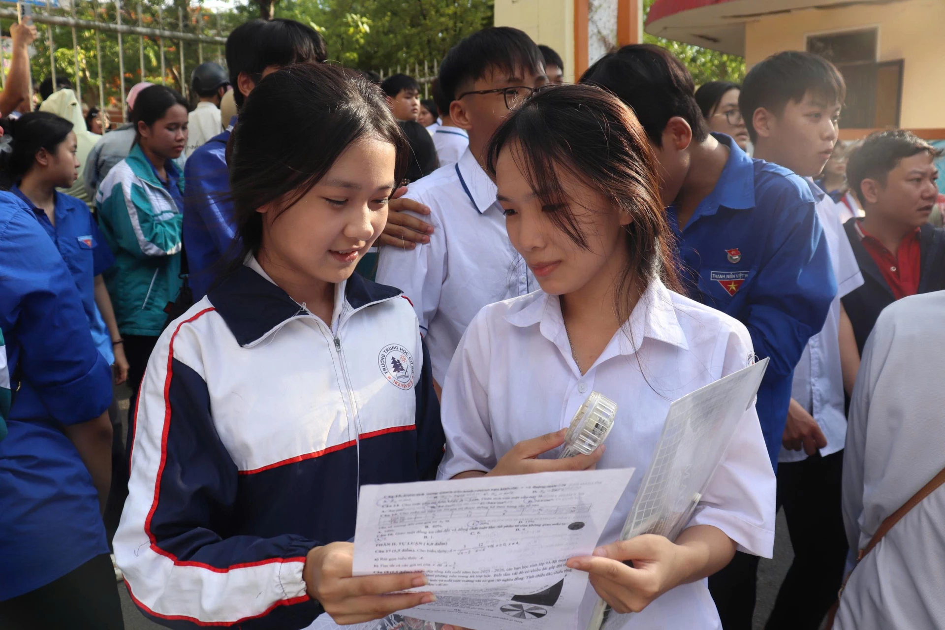 Thí sinh trao đổi nội dung bài làm sau khi hoàn thành bài thi - Ảnh: TR.PH